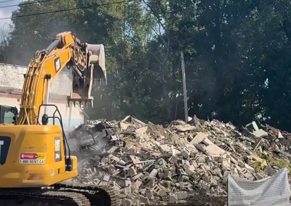 Silverleaf Carriage House Demolitions: Disconnecting Utilities and Hauling