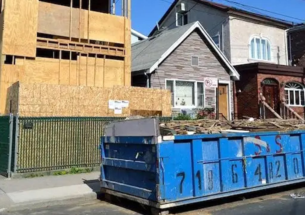 How Builders in DC Ranch Use Rollaway Dumpsters for New Construction Clean Up